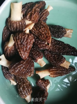 羊肚菌炒黄豆芽的做法步骤：2