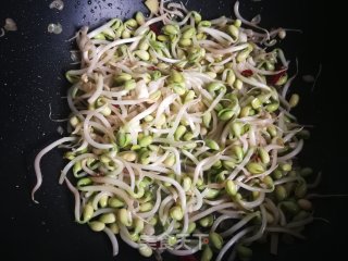 羊肚菌炒黄豆芽的做法步骤：5