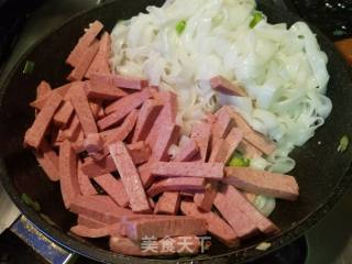午餐肉炒河粉的做法步骤：9