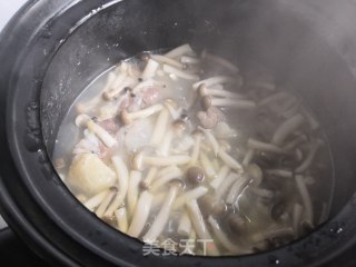 蟹味菇牛尾汤的做法步骤：8