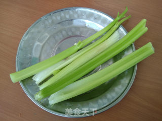平菇炒芹菜的做法步骤：1