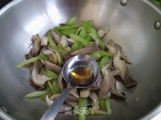 平菇炒芹菜的做法步骤：9