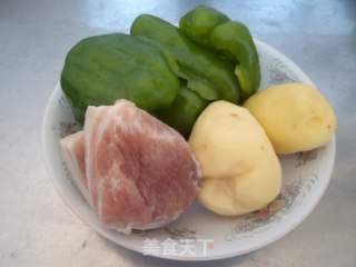 五花肉炒土豆辣椒的做法步骤：1