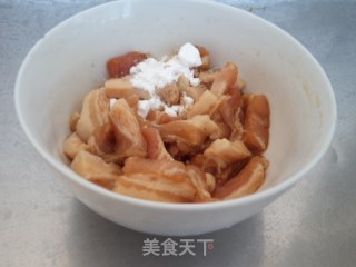 五花肉炒土豆辣椒的做法步骤：2