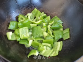 五花肉炒土豆辣椒的做法步骤：5