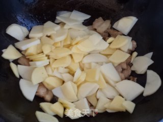 五花肉炒土豆辣椒的做法步骤：7