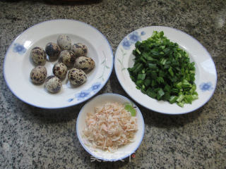虾皮韭菜摊鹌鹑蛋的做法步骤：1