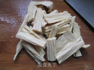 黑木耳腐竹煮腊鸡腿的做法步骤：2