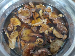 白菜炖榛蘑的做法步骤：2