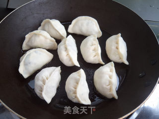 韭菜木耳鸡蛋馅煎饺的做法步骤：11