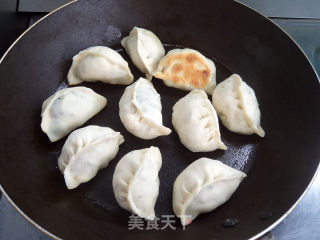 韭菜木耳鸡蛋馅煎饺的做法步骤：12