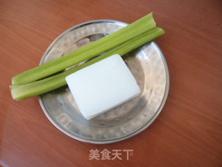 芹菜炒焖子的做法步骤：1