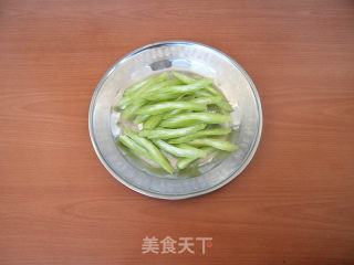 芹菜炒焖子的做法步骤：2