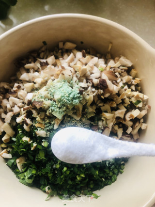 韭菜野笋香菇豆干包的做法步骤：5