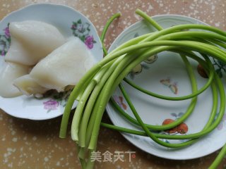 蒜苔炒墨鱼的做法步骤：1