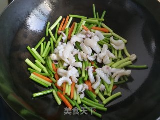 蒜苔炒墨鱼的做法步骤：6