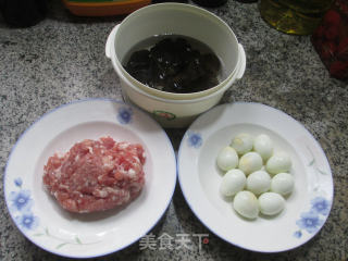 黑木耳肉末窝鹌鹑蛋的做法步骤：1