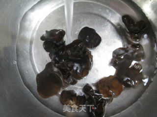 黑木耳肉末窝鹌鹑蛋的做法步骤：2