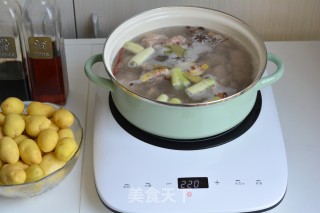 排骨炖小土豆的做法步骤：2