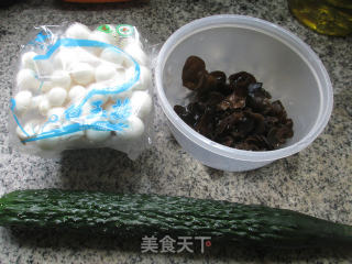 菌菇炒青瓜的做法步骤：1