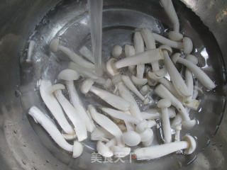 菌菇炒青瓜的做法步骤：2