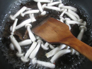 菌菇炒青瓜的做法步骤：5