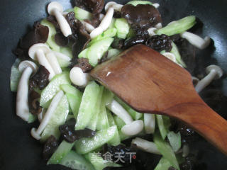 菌菇炒青瓜的做法步骤：6