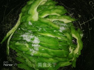 青椒炒苦瓜的做法步骤：1