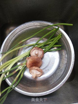 蒜薹虾仁炒饭的做法步骤：1