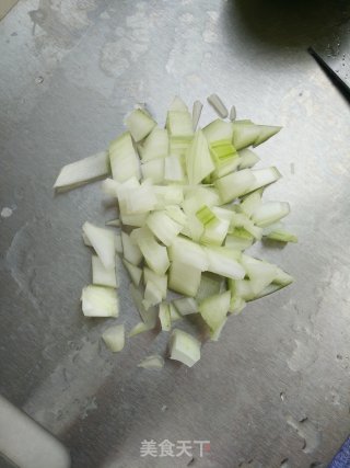 蒜薹虾仁炒饭的做法步骤：3