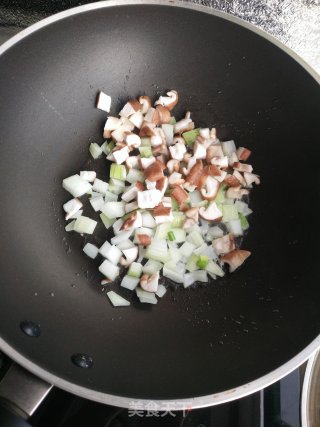 蒜薹虾仁炒饭的做法步骤：4