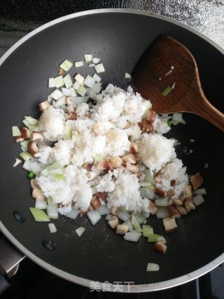 蒜薹虾仁炒饭的做法步骤：5