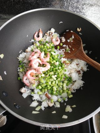 蒜薹虾仁炒饭的做法步骤：6