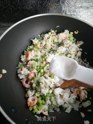 蒜薹虾仁炒饭的做法步骤：7