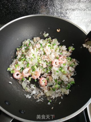蒜薹虾仁炒饭的做法步骤：8