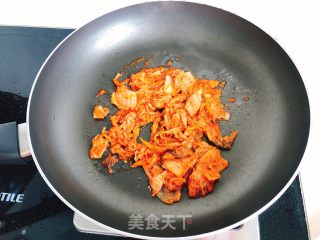 辣白菜炒年糕的做法步骤：3