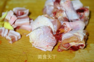 鸡腿炖山药胡萝卜干笋的做法步骤：2