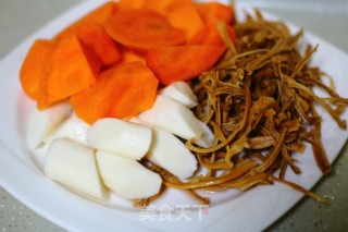 鸡腿炖山药胡萝卜干笋的做法步骤：3