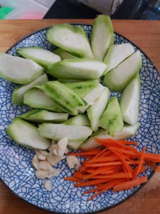 炒丝瓜的做法步骤：1