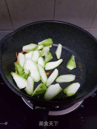 炒丝瓜的做法步骤：3