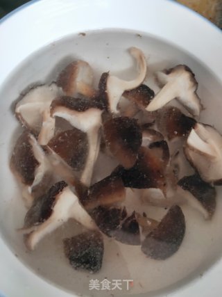 香菇小白菜炒胡萝卜的做法步骤：2