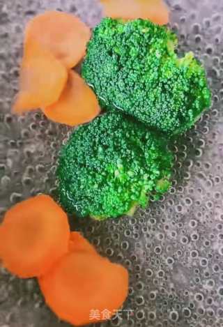 不要再说孩子不爱吃鸡蛋和蔬菜，这样做五珍粉早餐饼，保证孩子抢着吃！的做法步骤：2
