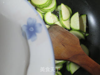 蛏子炒西葫芦的做法步骤：4