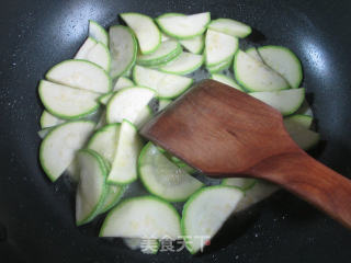 蛏子炒西葫芦的做法步骤：5