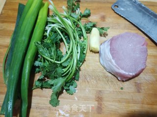 香菇猪肉馅饺子的做法步骤：1