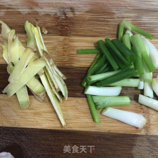 红烧巴沙鱼的做法步骤：2