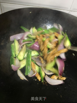 丝瓜炒土尤的做法步骤：11