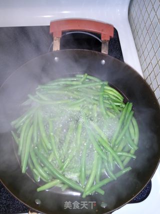 肉末豆角的做法步骤：1