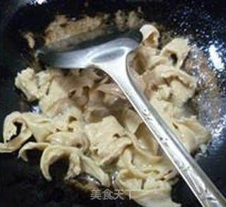 皮蛋炒面筋的做法步骤：5