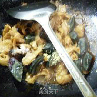 皮蛋炒面筋的做法步骤：8